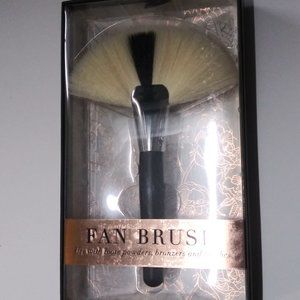 makeup fan brush